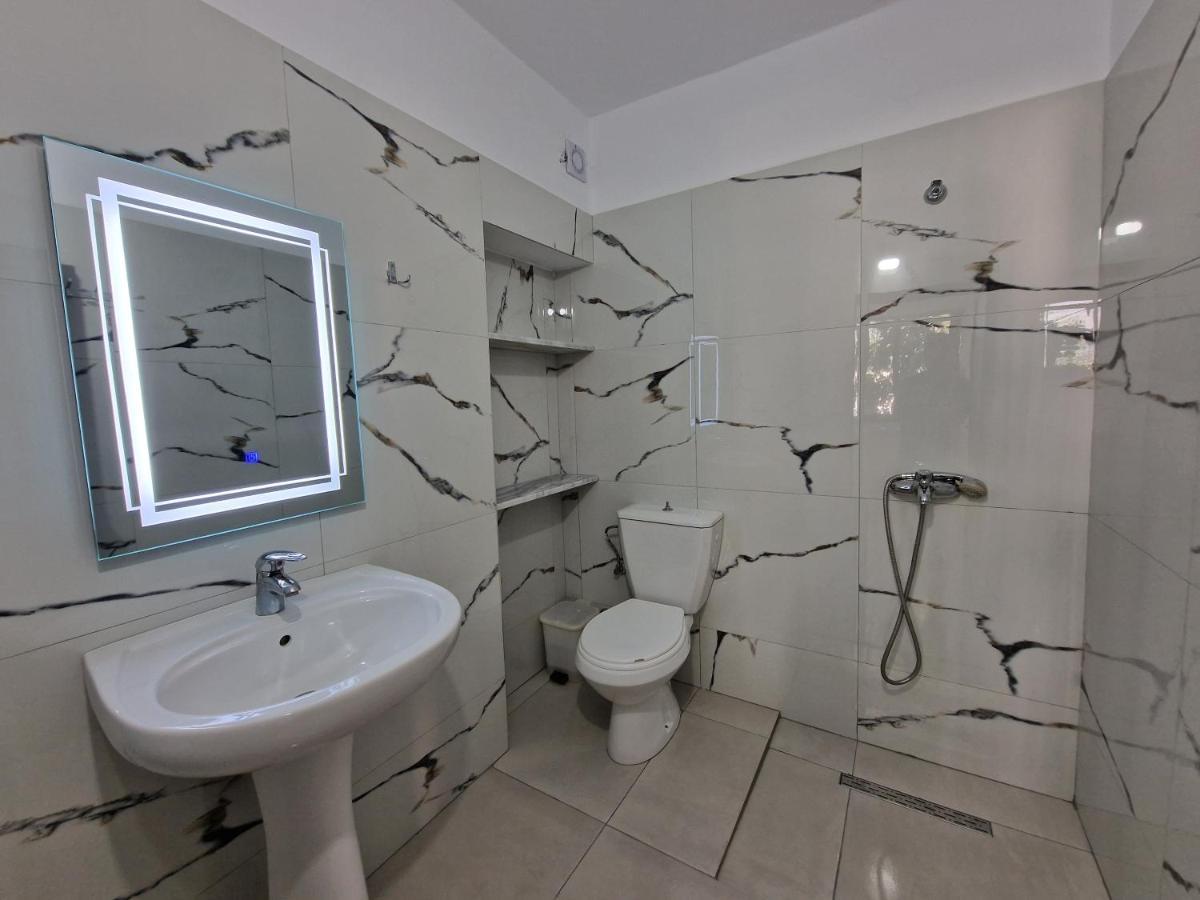 Petrefi Apartments Ksamil Exterior photo